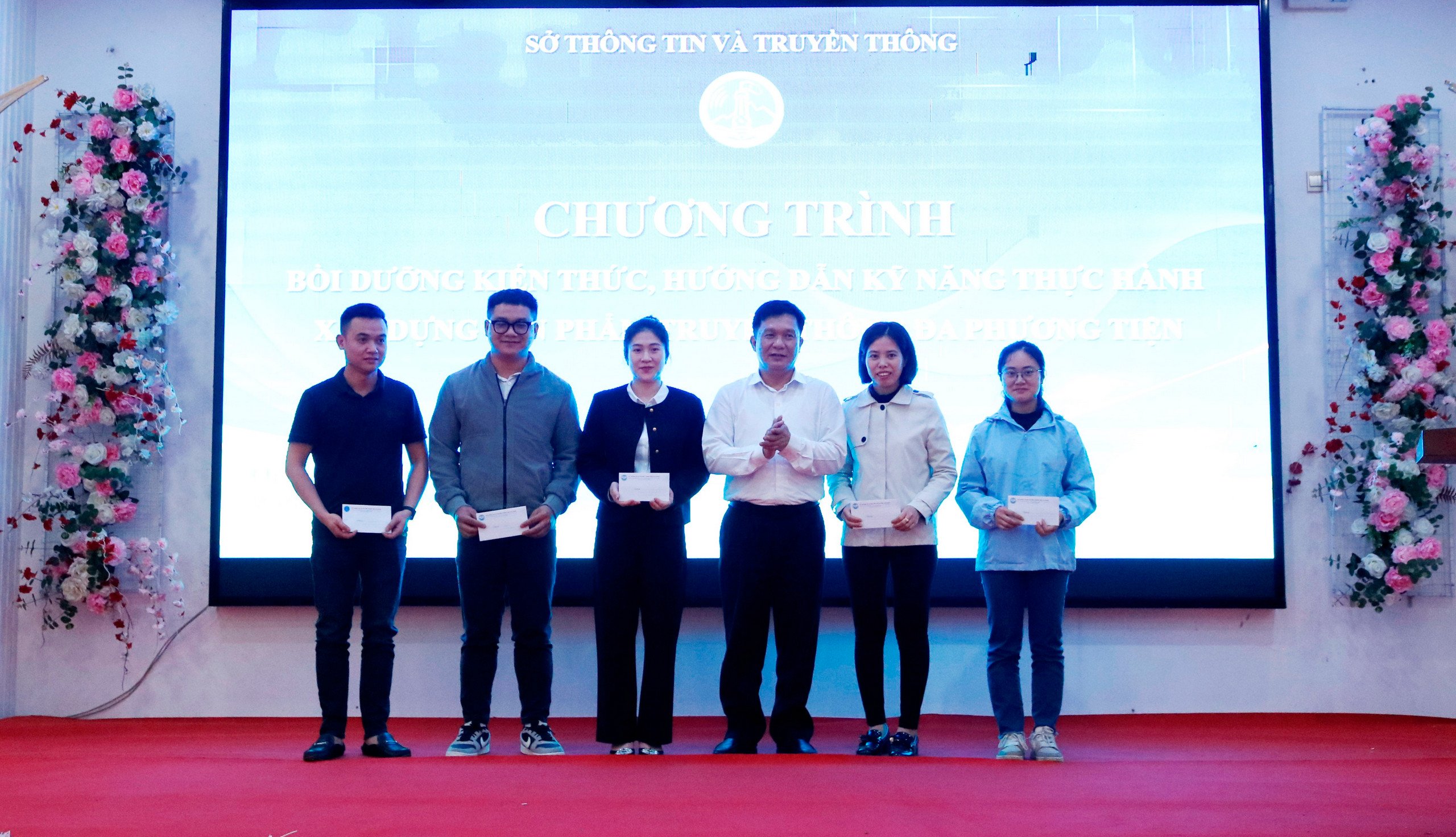 Giám đốc Sở TT&TT Đỗ Thái Hòa trao quà động viên cho các học viên có sản phẩm tiêu biểu.