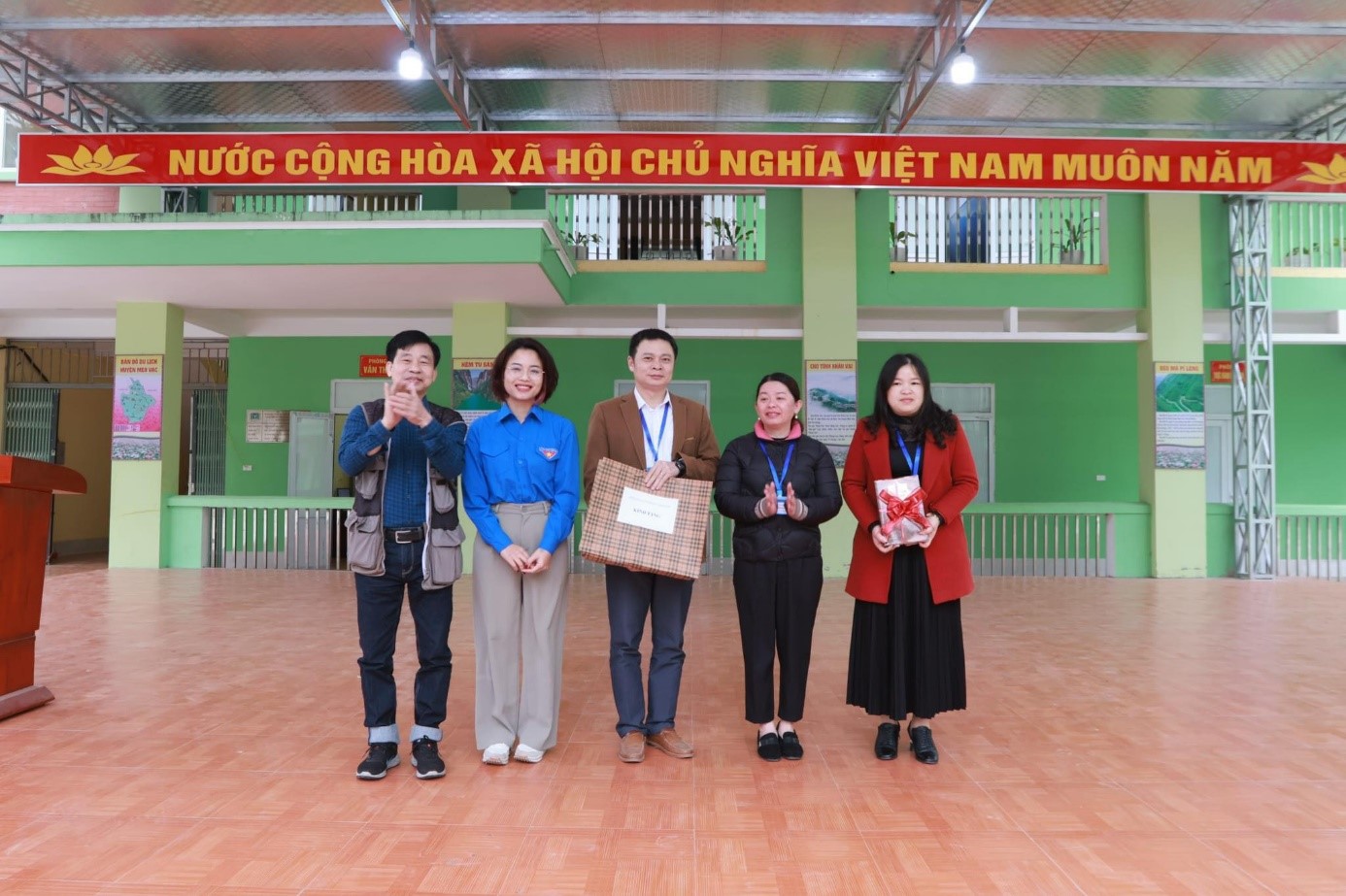 Tặng sách, lan tỏa văn hóa đọc tại 2 trường học ở vùng cao Hà Giang