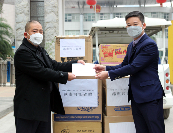 Hà Giang trao tặng tỉnh Vân Nam (Trung Quốc) 40 nghìn khẩu trang y tế phòng, chống dịch viêm phổi cấp